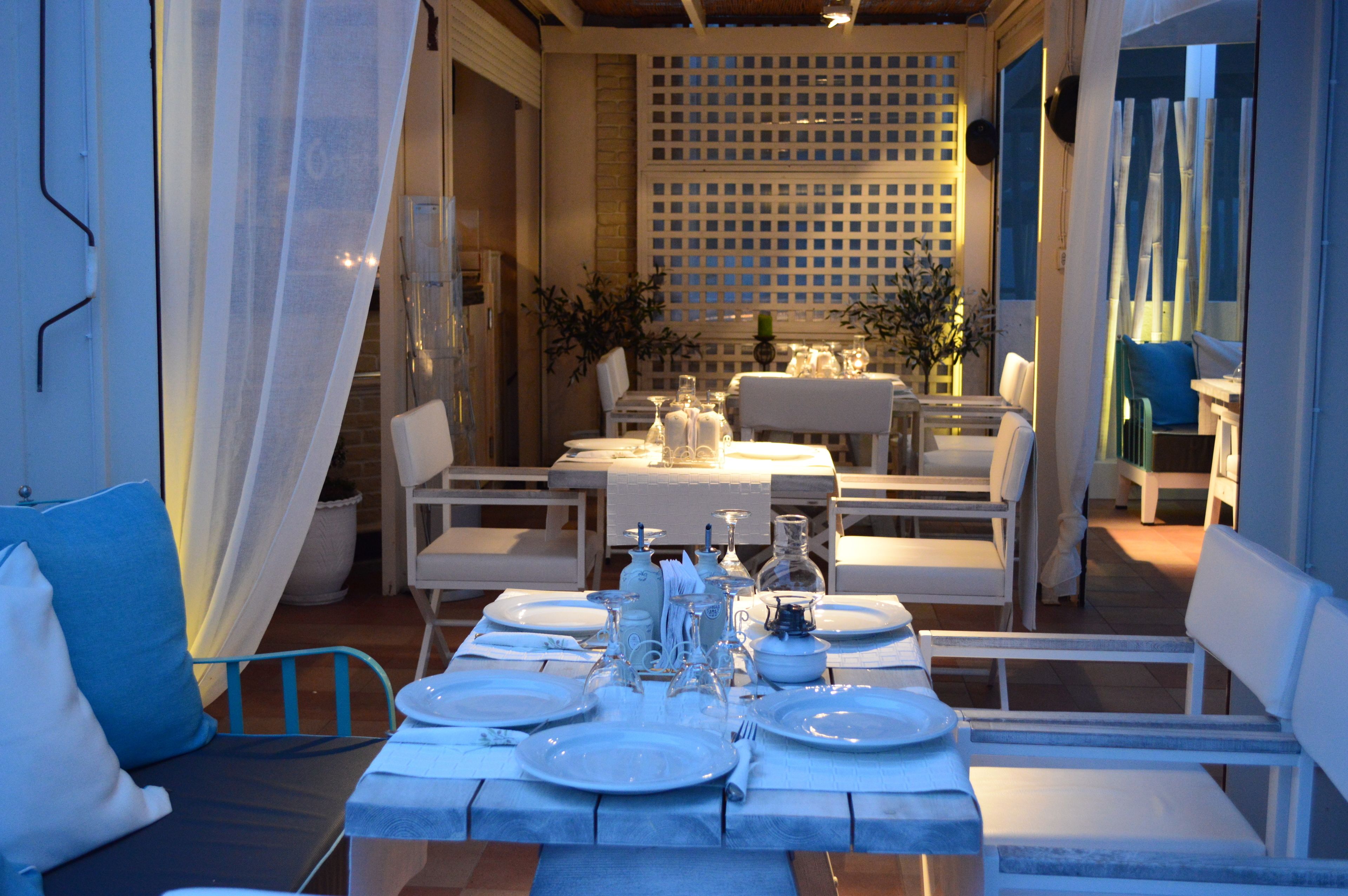 breakfast, lunch, dinner served; seafood