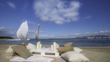 Privatstrand, Liegestühle, Sonnenschirme, Strandtücher