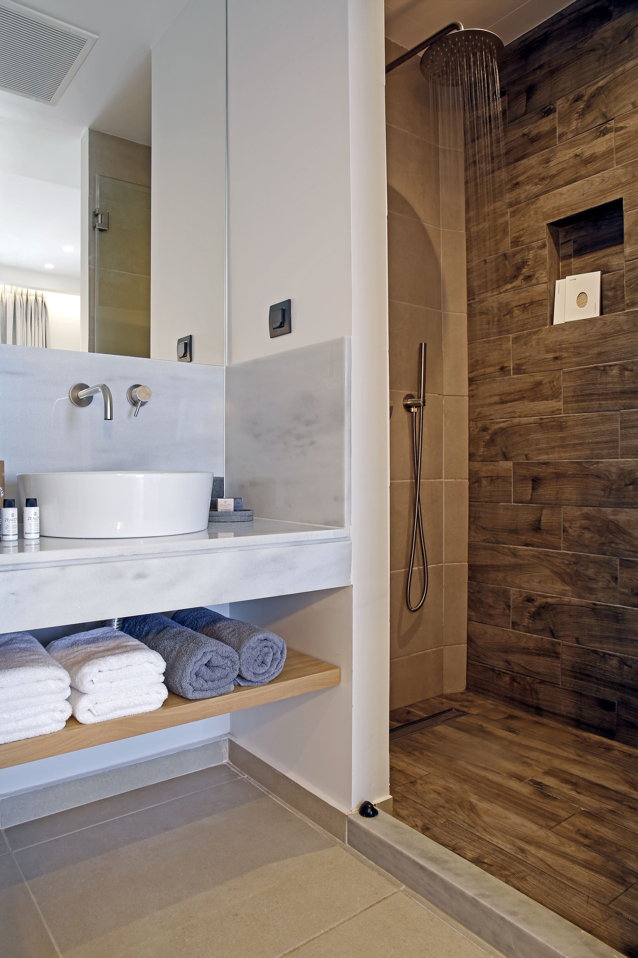 junior suite | bathroom | combined shower/bathtub, rainfall showerhead, free toiletries