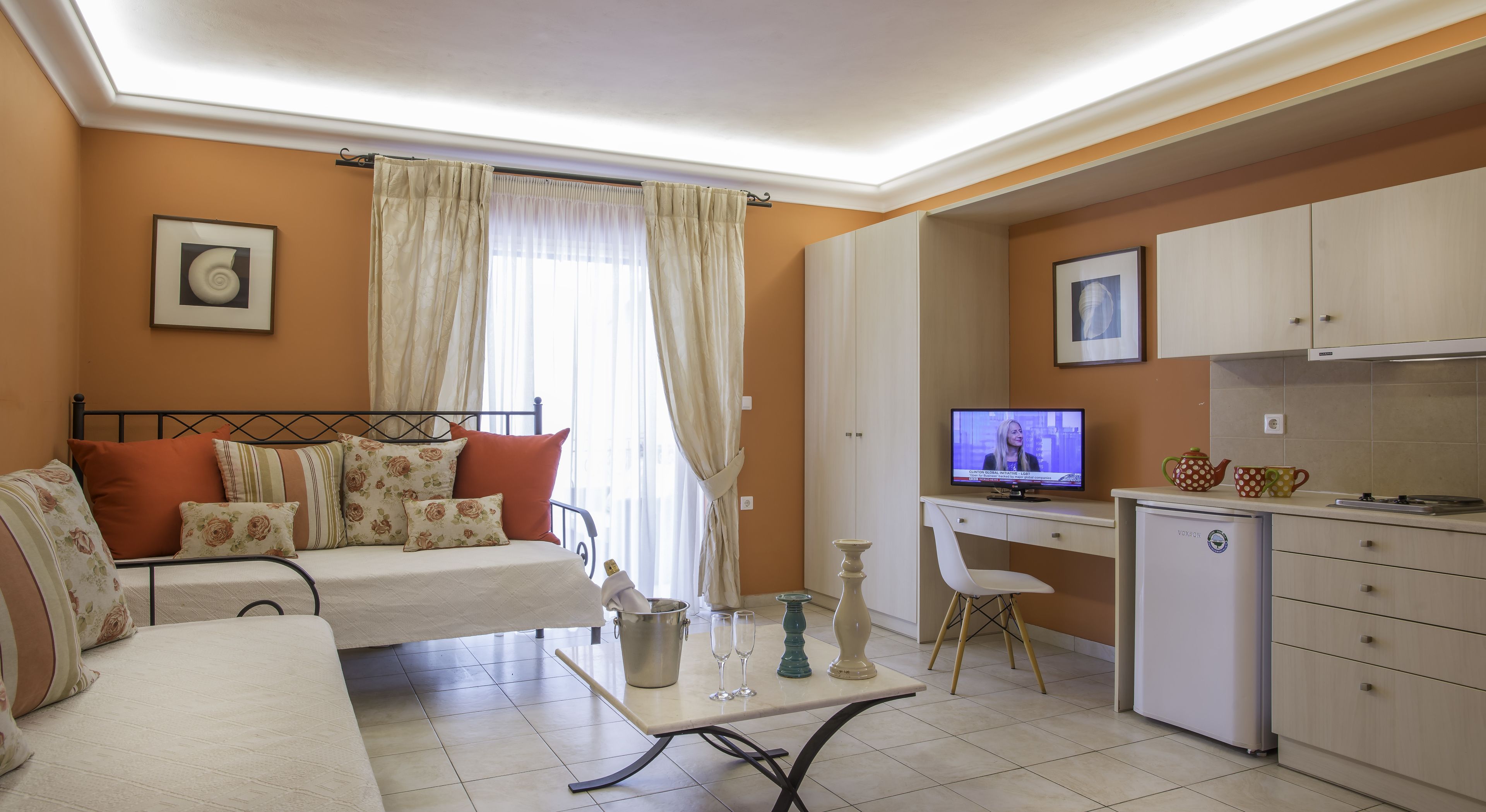 fridge, coffee/tea maker, electric kettle