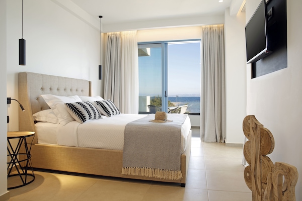 Junior Suite | Premium bedding, down duvets, pillow-top beds, desk