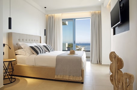 Suite junior | Ropa de cama de alta calidad y edredones de plumas. Oasis Beach Hotel