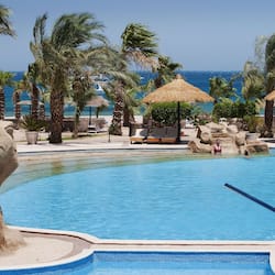 3 piscinas al aire libre, sombrillas, sillones reclinables de piscina