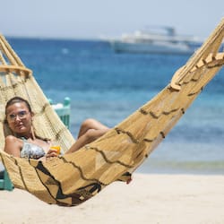 Playa privada, sillas reclinables de playa, sombrillas