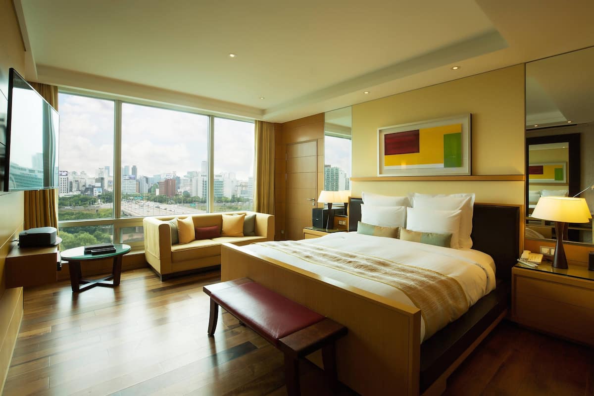 1 bedroom, down duvets, pillow-top beds, minibar