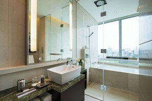 Separate tub and shower, deep soaking tub, free toiletries, hair dryer - Marriott Executive Apartments Seoul (Seoul)