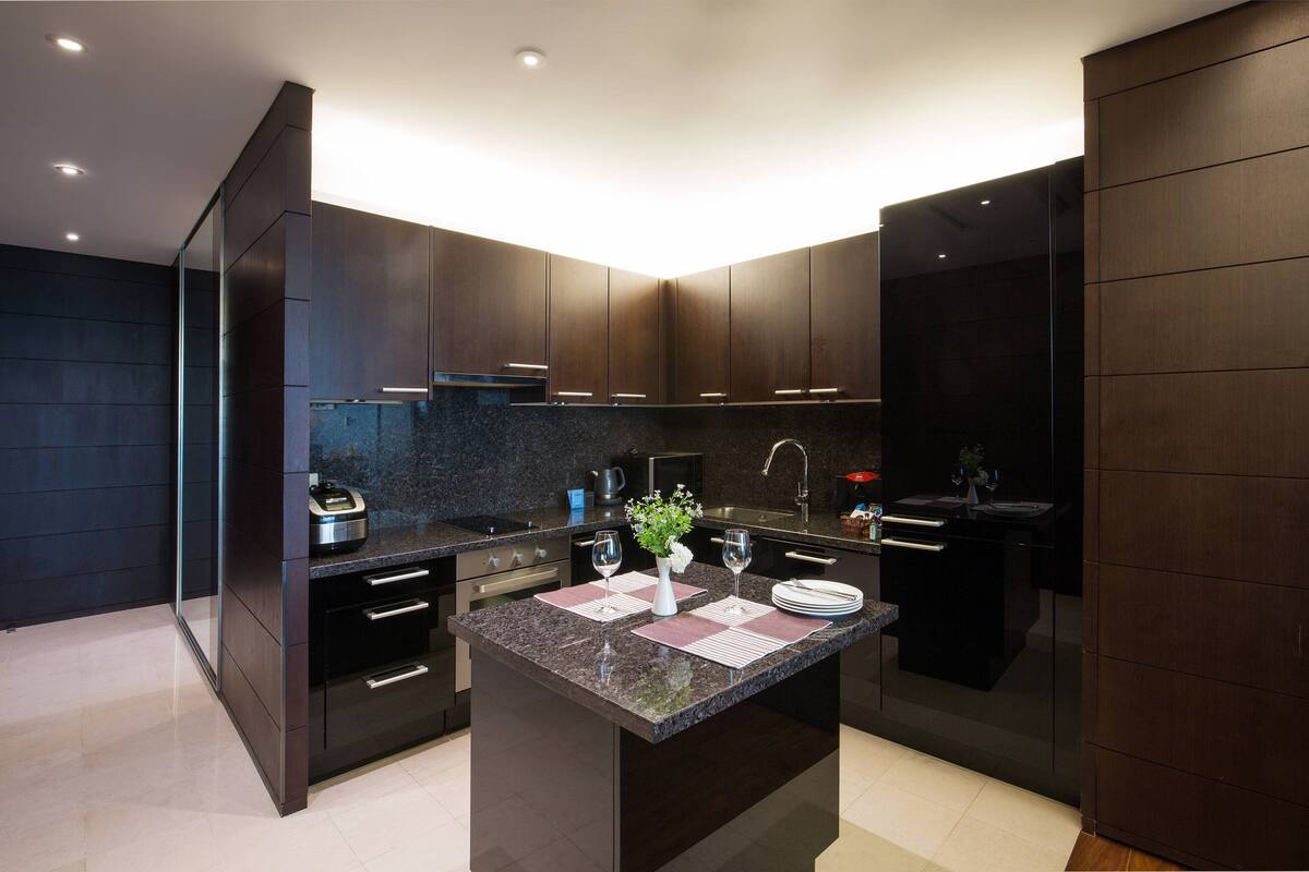 executive suite, 1 bedroom, non smoking, city view | private kitchen | full-sized fridge, microwave, oven, stovetop