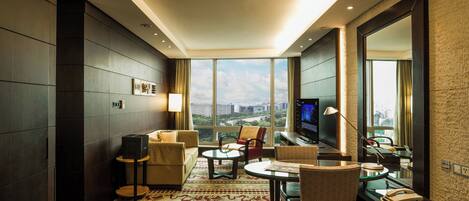 Executive-Suite, 1 Schlafzimmer, Nichtraucher, Stadtblick | Wohnbereich | 42-Zoll-LCD-Fernseher mit Satellitenempfang, Fernseher
