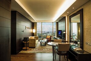 Executive-Suite, 1 Schlafzimmer, Stadtblick | Wohnbereich | 42-Zoll-LCD-Fernseher mit Satellitenempfang, Fernseher