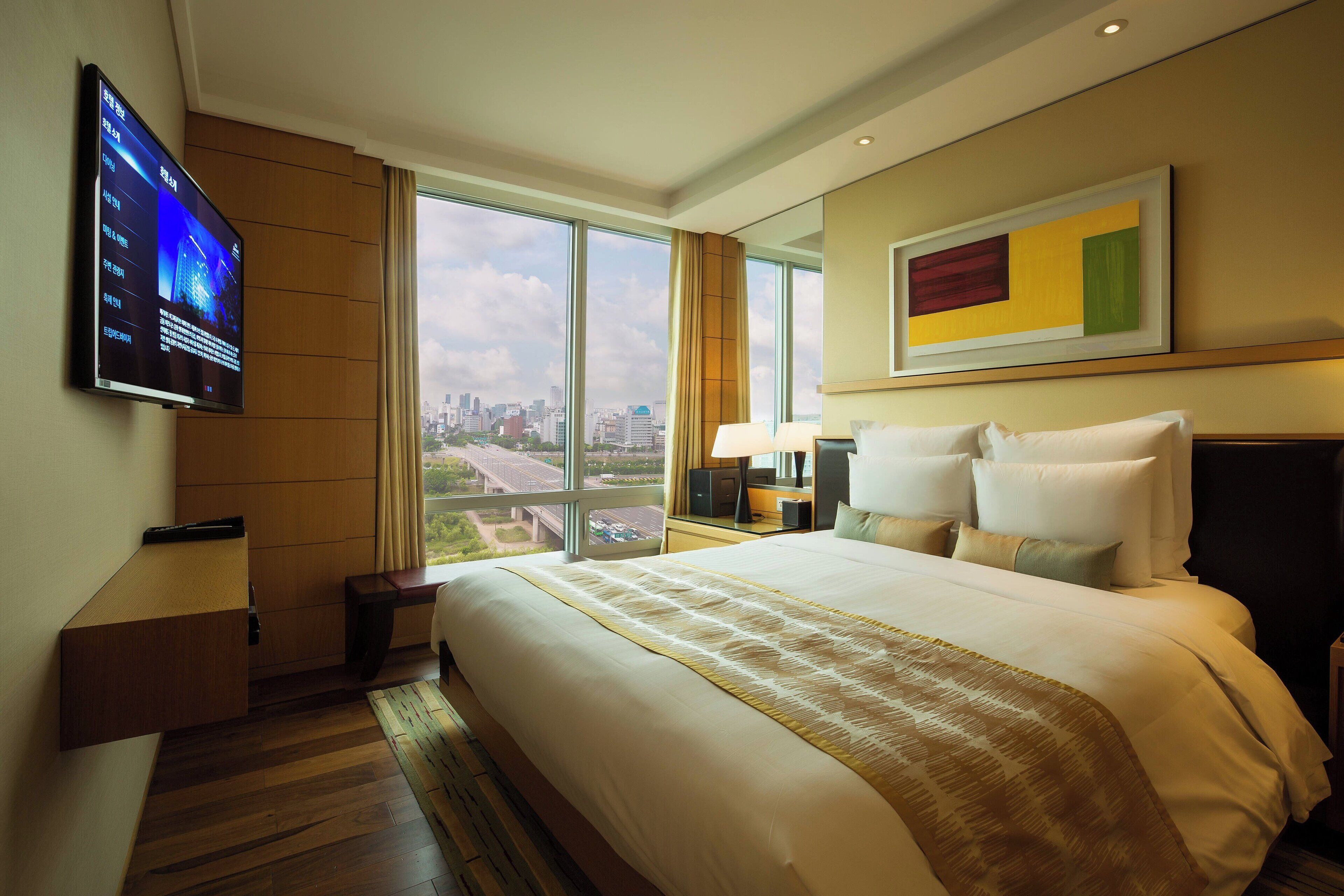 executive suite, 1 bedroom, non smoking, city view | 1 bedroom, down duvets, pillow-top beds, minibar