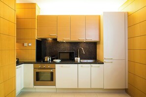 Suite monolocale, 1 letto king, non fumatori, vista città | Cucina privata | Frigorifero con congelatore, microonde, forno, piano cottura