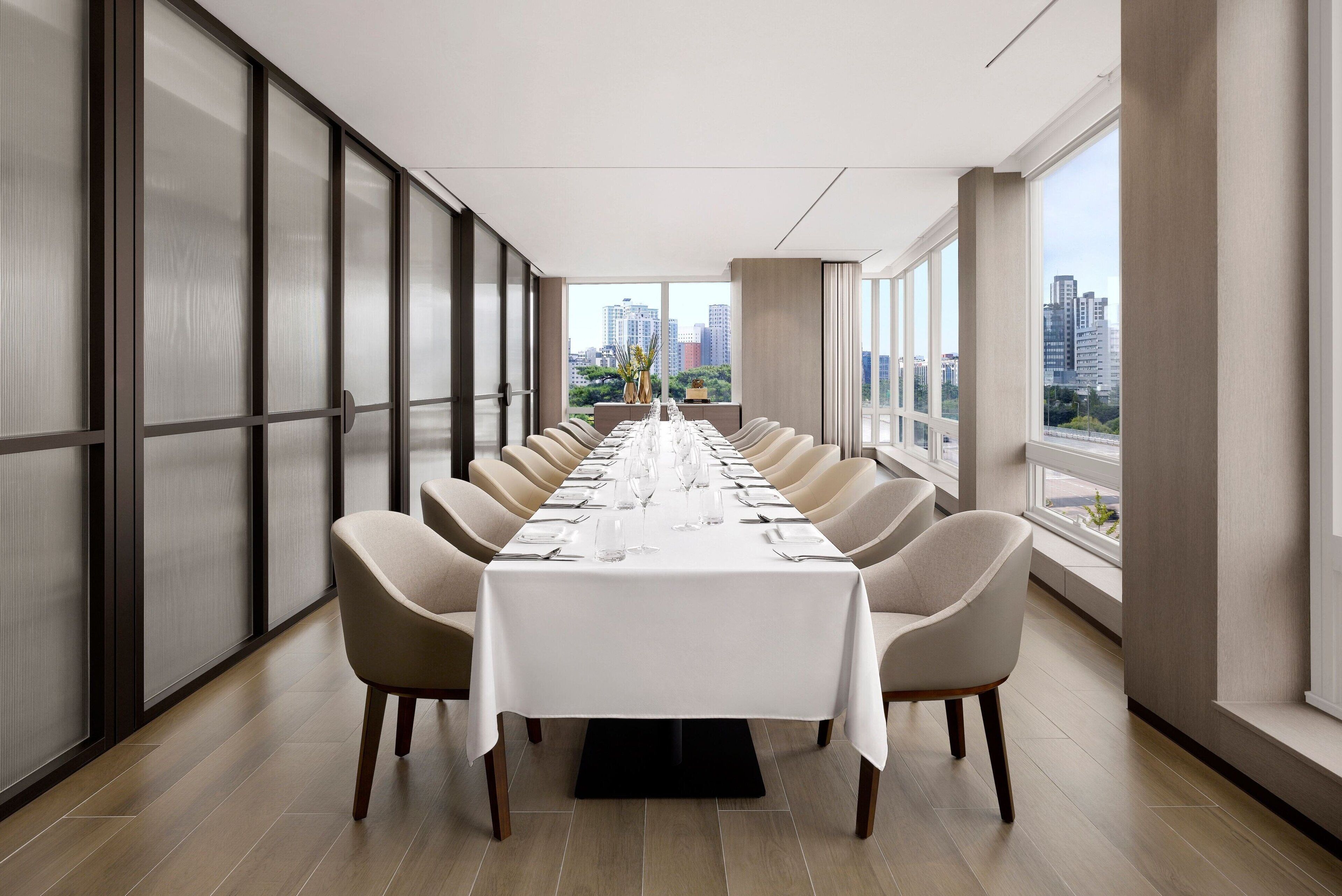 breakfast, lunch and brunch served