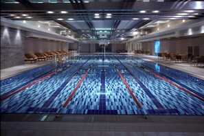 Una piscina cubierta