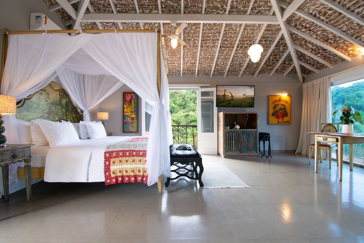 premier suite, 1 king bed, hot tub, partial ocean view | minibar, in-room safe, individually decorated, individually furnished