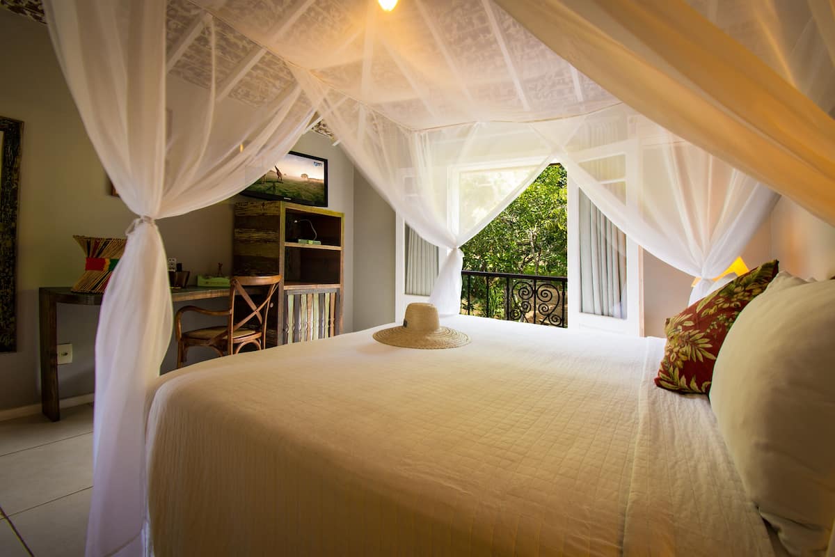 Habitación Deluxe, balcón, vista al jardín | Ropa de cama de alta calidad y minibar