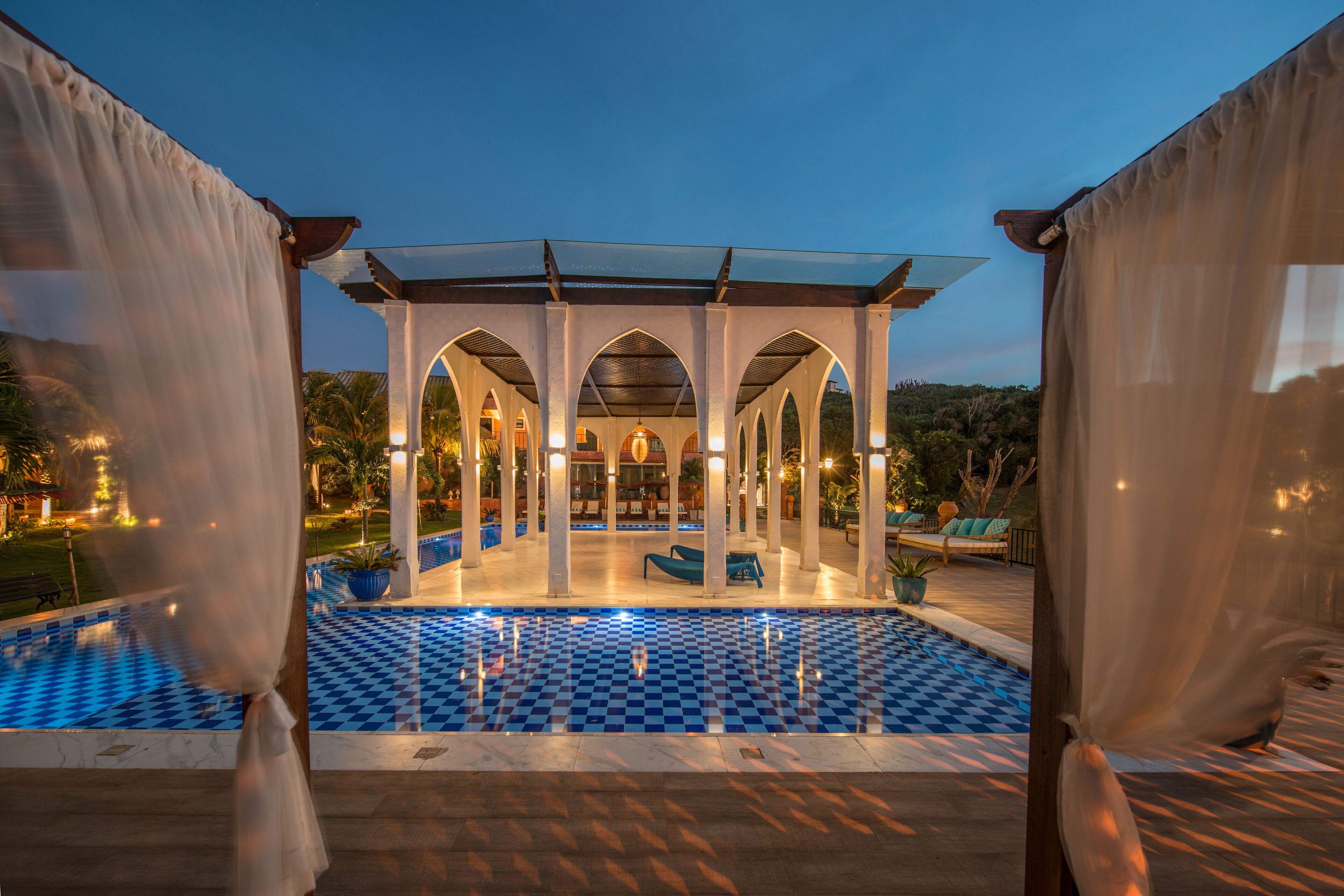 2 outdoor pools, pool loungers