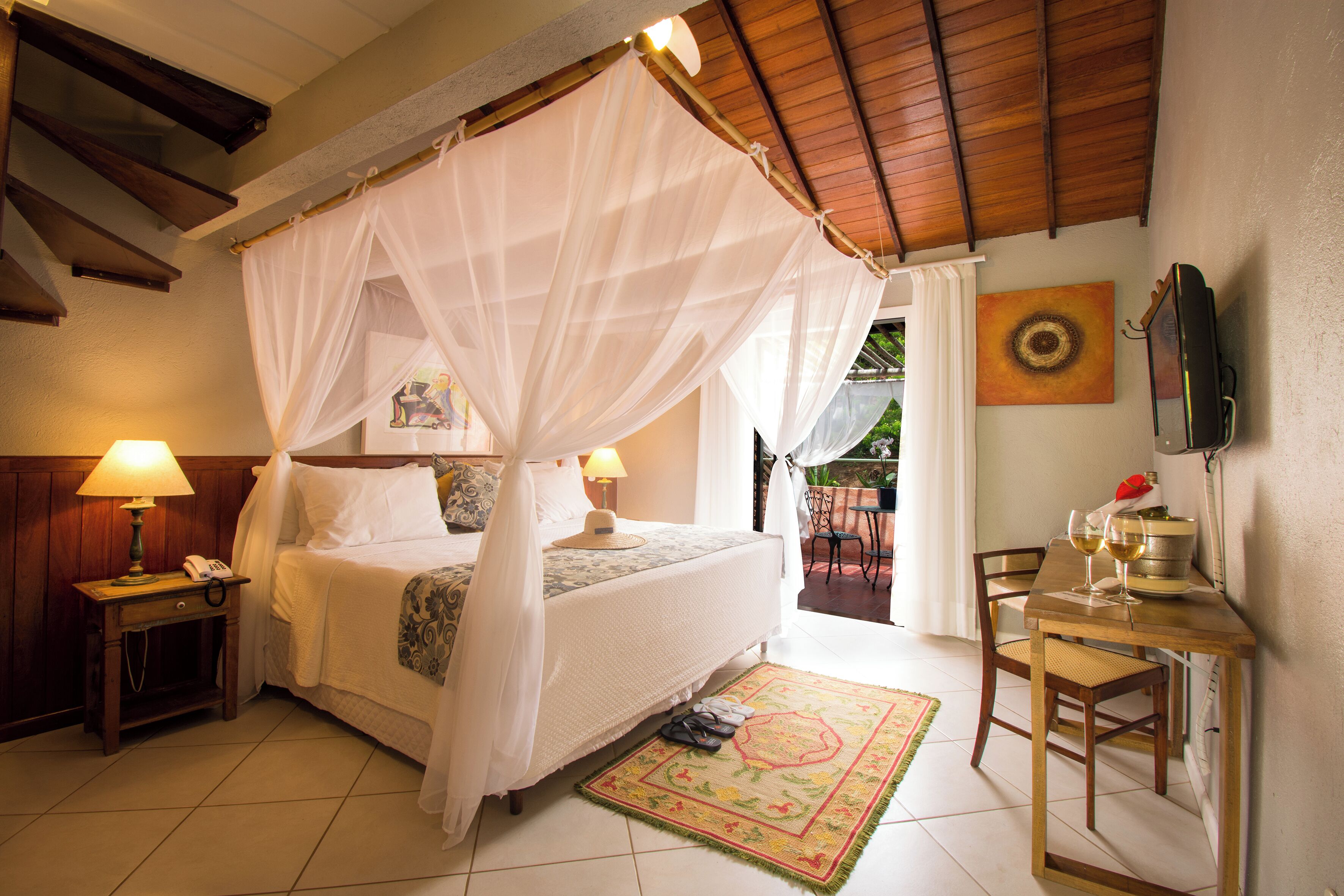 Luxe beddengoed, een minibar, een kluis op de kamer