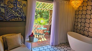 Suite, 1 cama de matrimonio grande, bañera de hidromasaje | 1 dormitorio, ropa de cama de alta calidad, minibar y caja fuerte