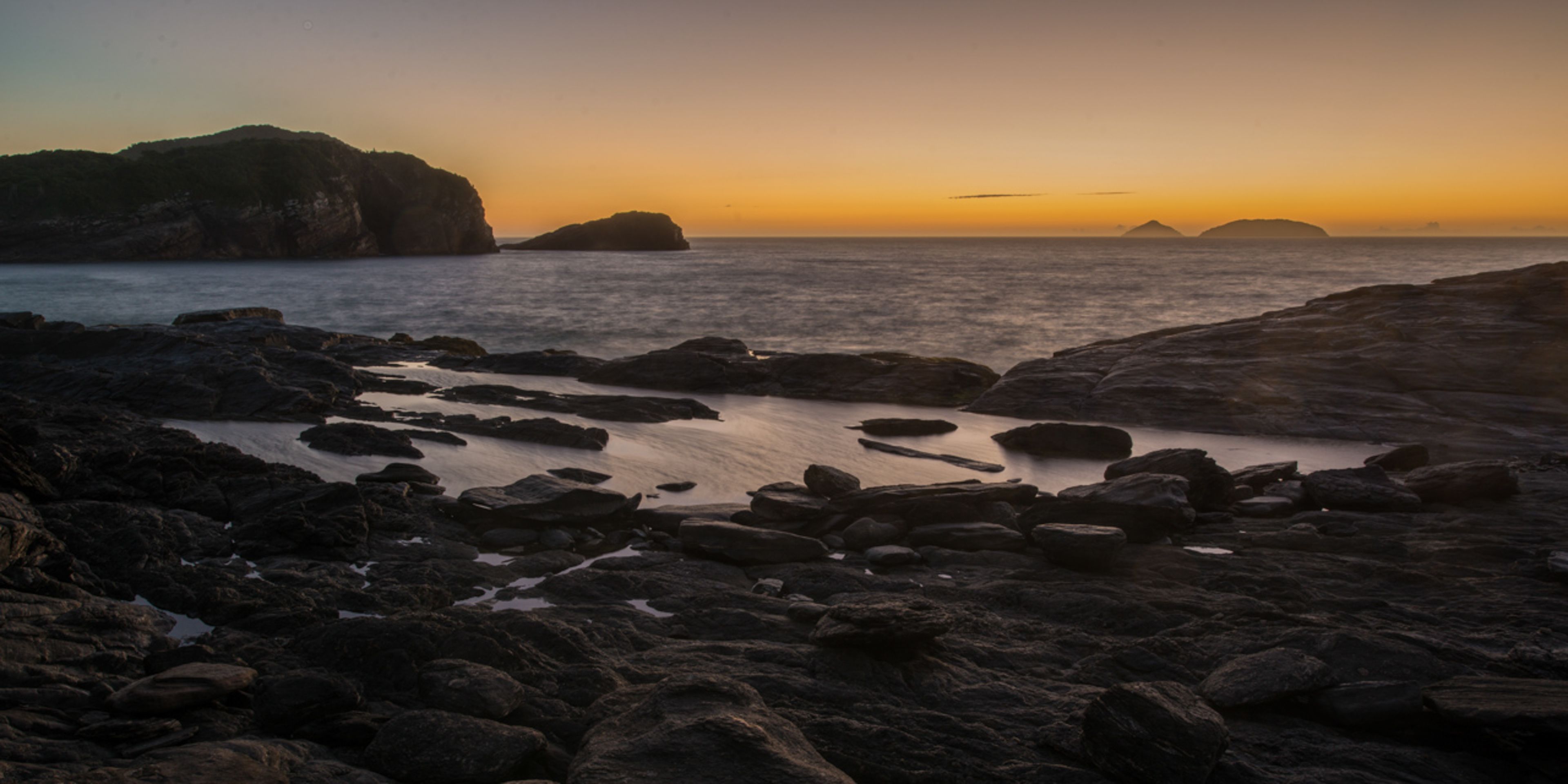 beach nearby, white sand, beach towels, 4 beach bars