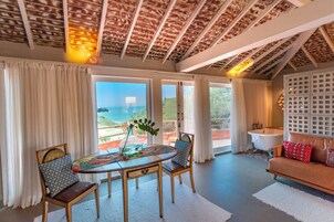 Premier-svíta - 1 stórt tvíbreitt rúm - heitur pottur - sjávarútsýni að hluta | Rúmföt af bestu gerð, míníbar, öryggishólf í herbergi