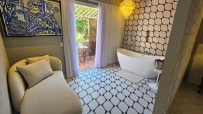 Ropa de cama de alta calidad y minibar 