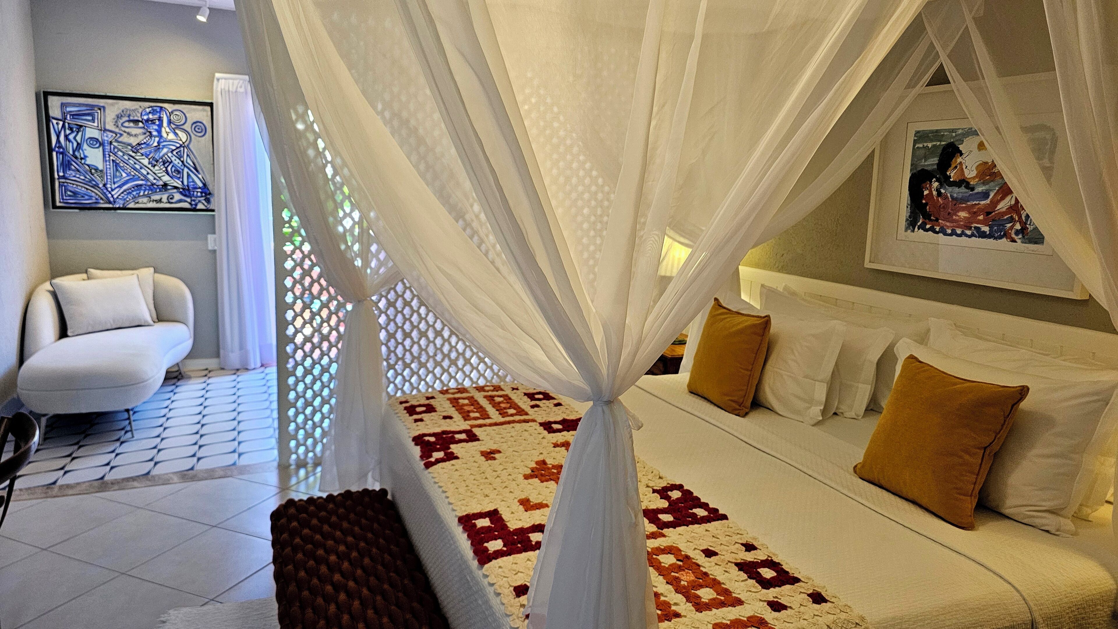 Suite, 1 très grand lit, bain à remous