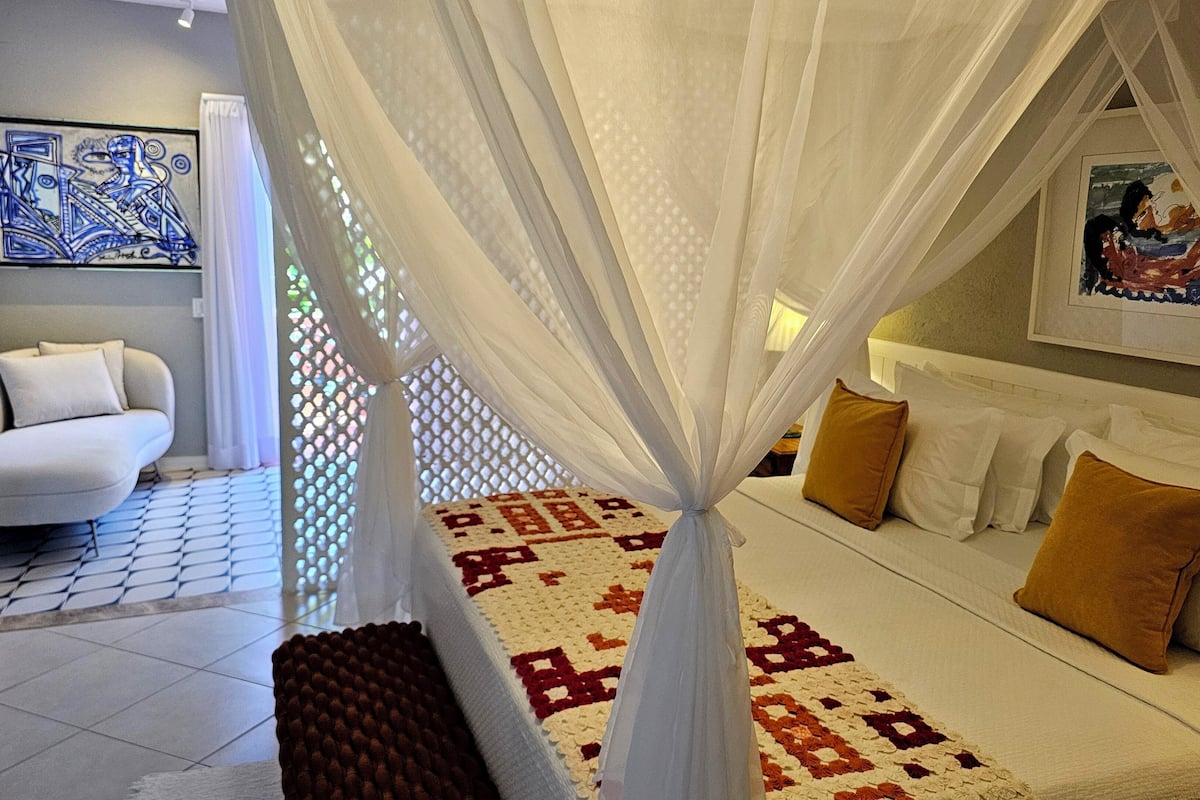 Suite, 1 King Bed, Hot Tub | 1 bedroom, premium bedding, minibar, in-room safe