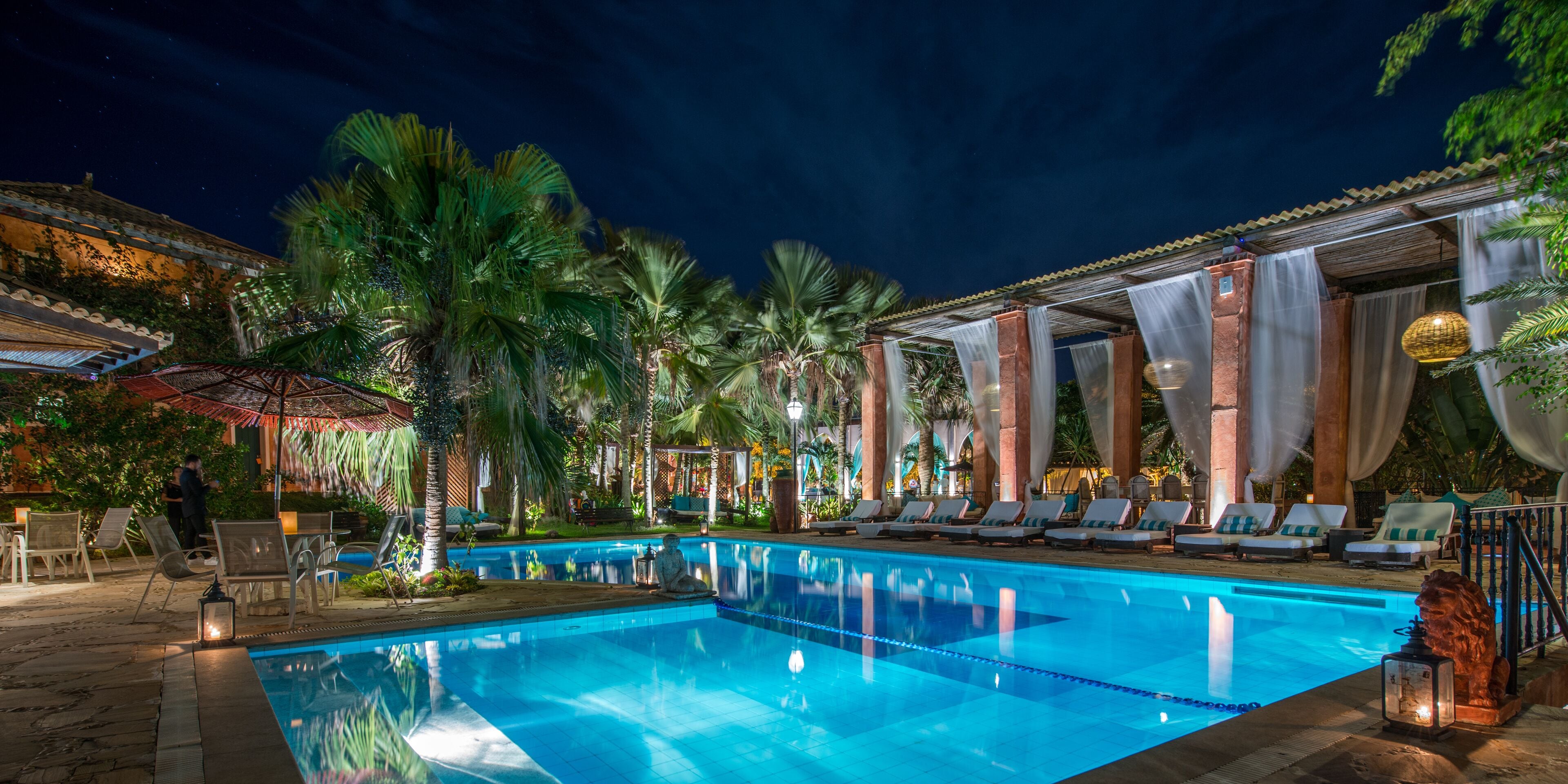 2 outdoor pools, pool loungers