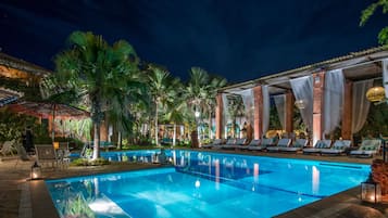 2 outdoor pools, pool loungers