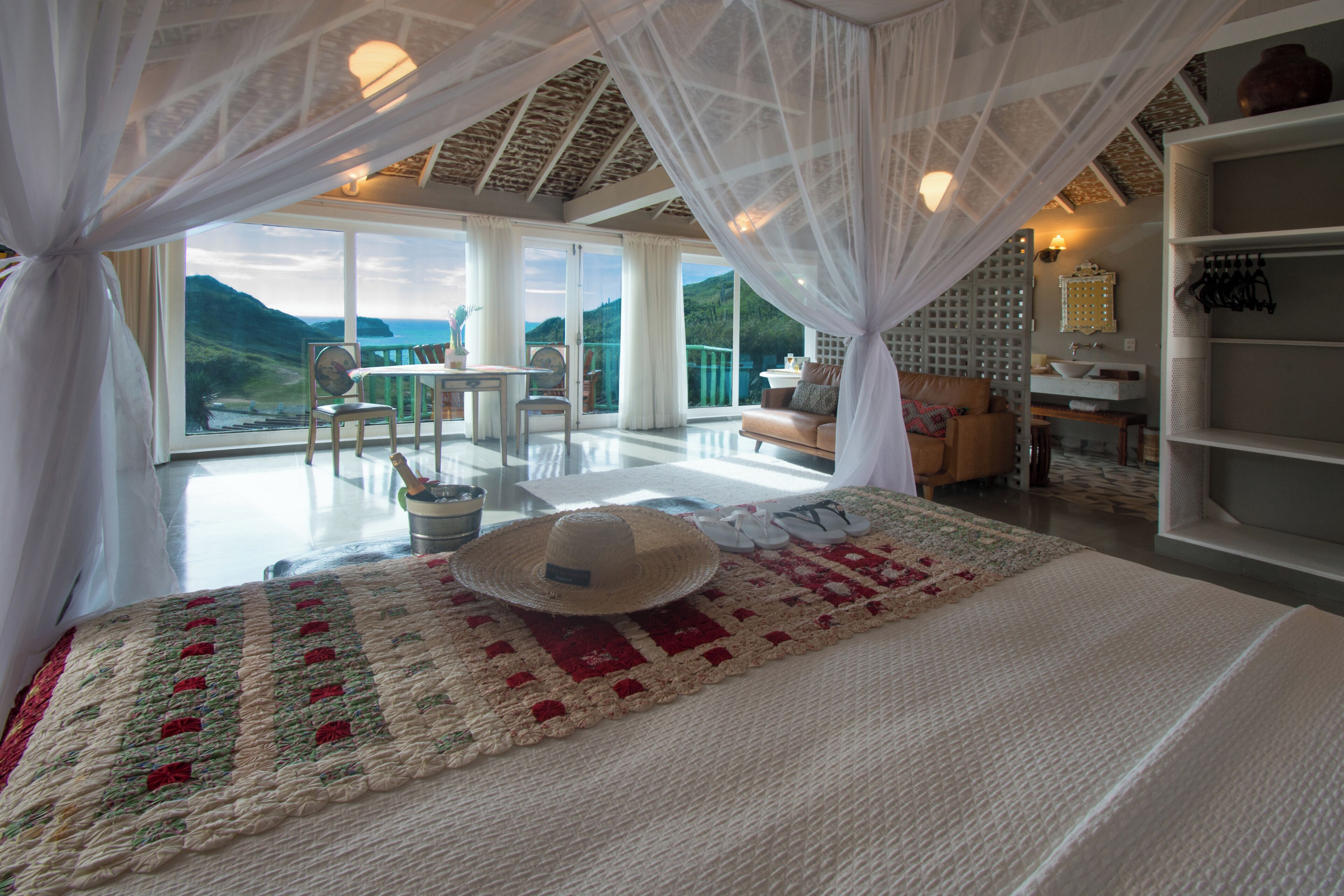 Ropa de cama de alta calidad y minibar 