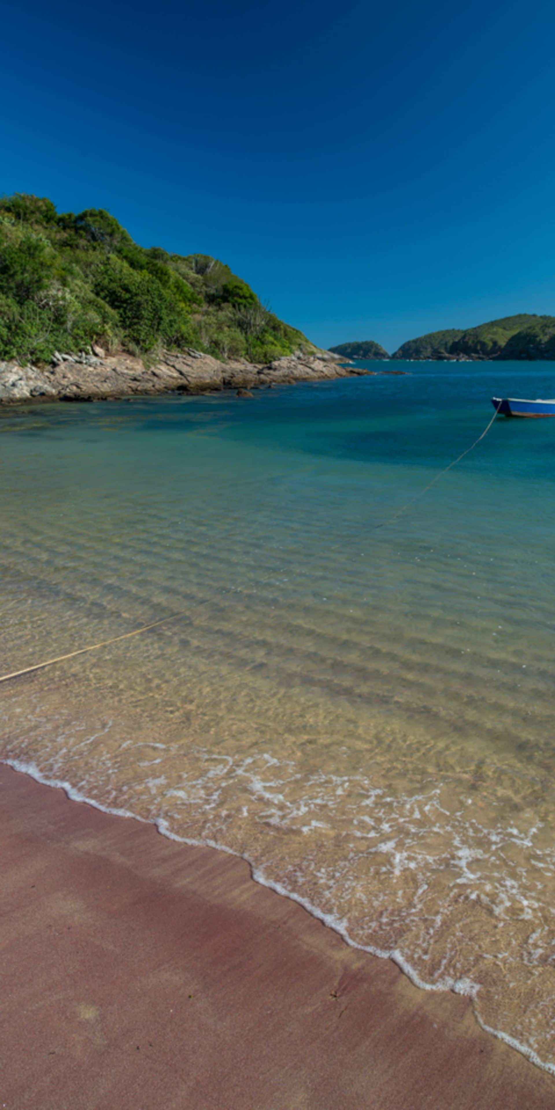 beach nearby, white sand, beach towels, 4 beach bars