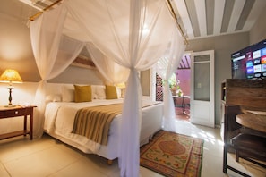 Habitación superior, patio, planta baja | Ropa de cama de alta calidad, minibar, caja fuerte