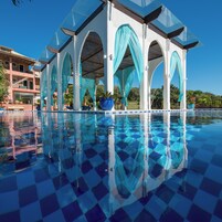 2 outdoor pools, sun loungers