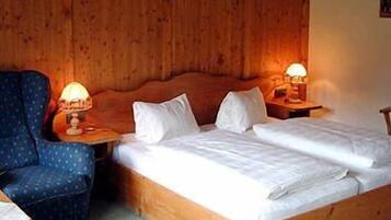 Chambre Familiale, vue montagne | Coffres-forts dans les chambres, bureau, lits bébé (en supplément)