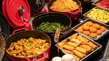 Daily buffet breakfast (CNY 29 per person)