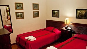Quarto triplo | Cofres nos quartos, individualmente decorados
