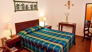 In-room safe, individually decorated, individually furnished, free WiFi - EcoHotel Arbol de Fuego (Antiguo Cuscatlán)