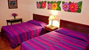 In-room safe, free WiFi, individually decorated, individually furnished - EcoHotel Arbol de Fuego (Antiguo Cuscatlán)