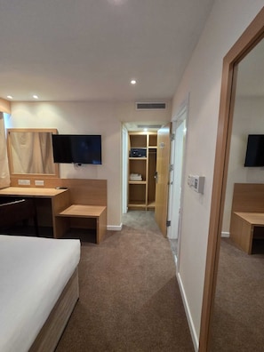 Standard Double Room | In-room safe, individually decorated, individually furnished, desk - Luton Hotel (Luton)