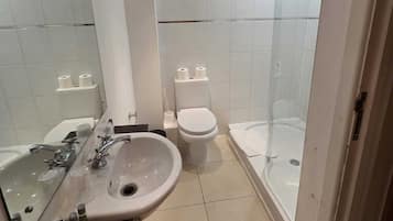 Standard-Doppelzimmer | Badezimmer | Dusche, kostenlose Toilettenartikel, Haartrockner, Handtücher