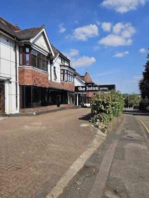 Front of property - Luton Hotel (Luton)
