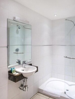 Shower, free toiletries, hair dryer, towels - Luton Hotel (Luton)