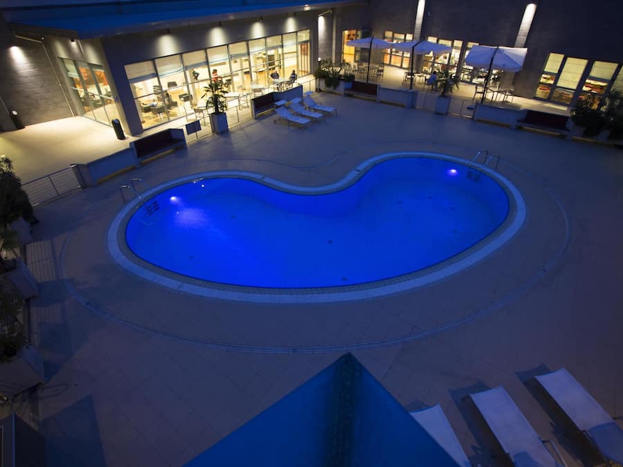 Piscina externa, guarda-sóis, espreguiçadeiras