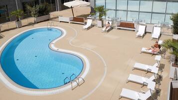 Piscine extérieure, parasols de plage, chaises longues