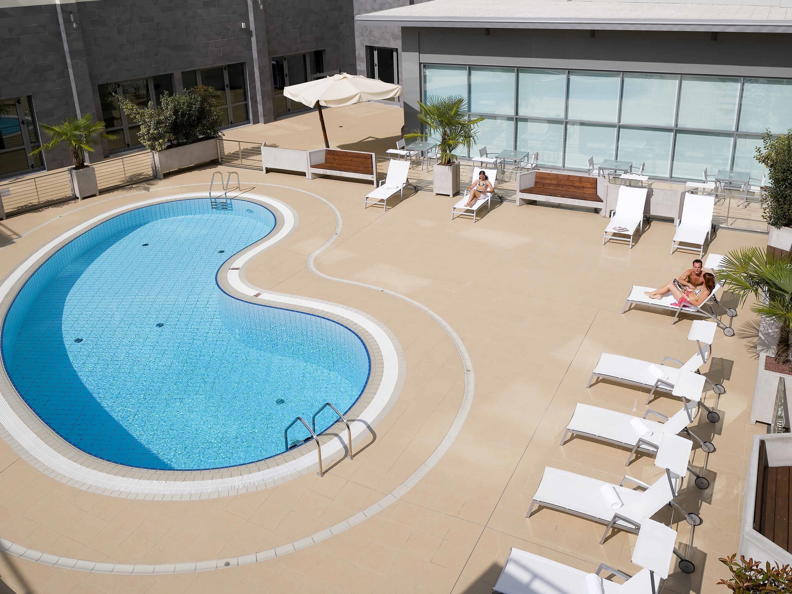 Piscine extérieure, parasols de plage, chaises longues