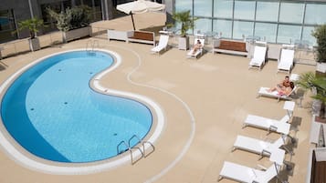 Piscine extérieure, parasols de plage, chaises longues