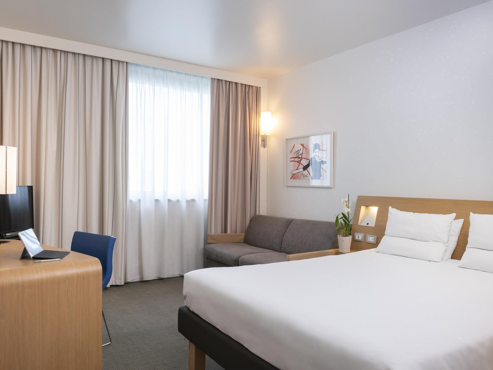Superior kamer, 1 tweepersoonsbed met slaapbank | Hypoallergeen beddengoed, een minibar, een kluis op de kamer, een bureau