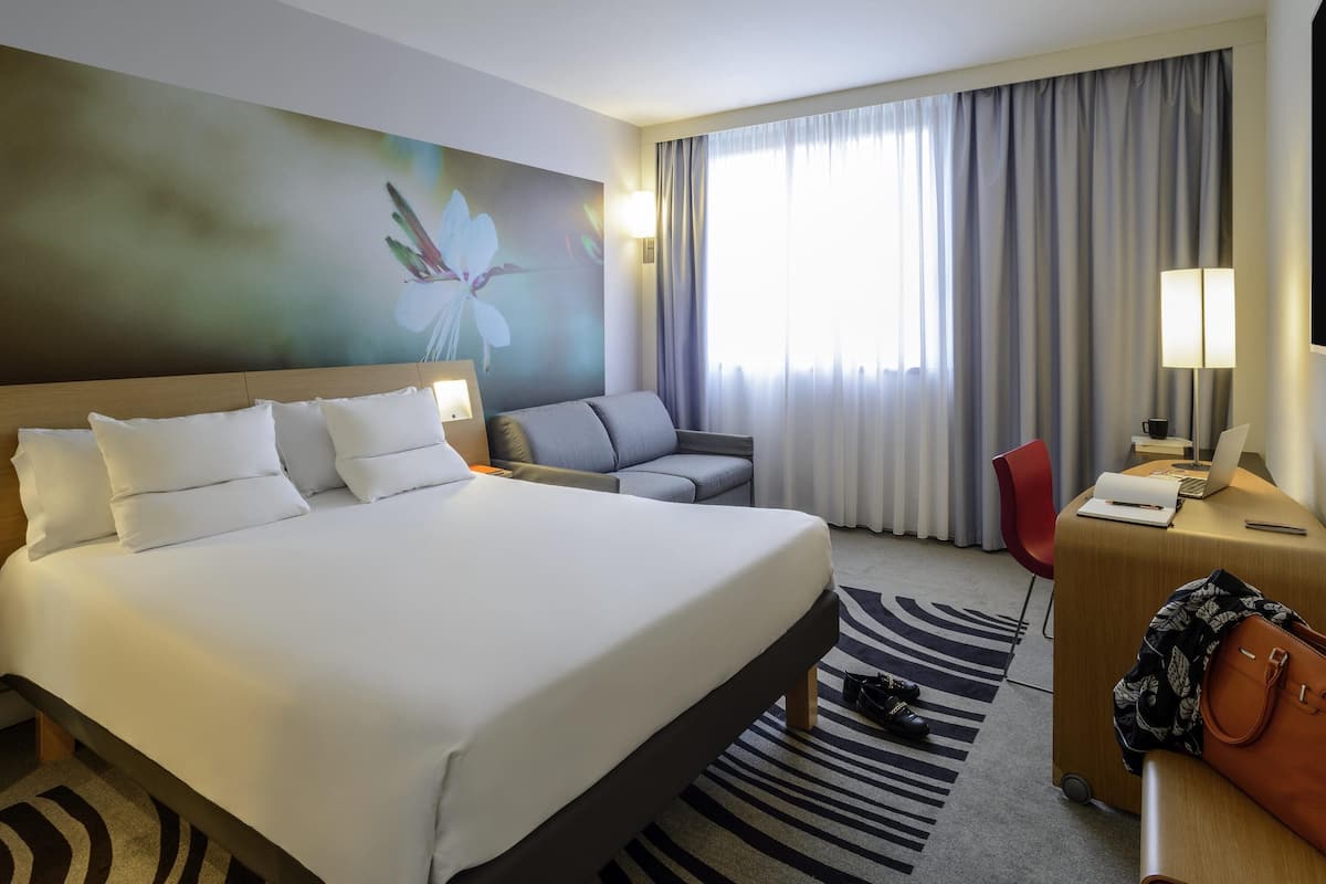 Hypo-allergenic bedding, minibar, in-room safe, desk