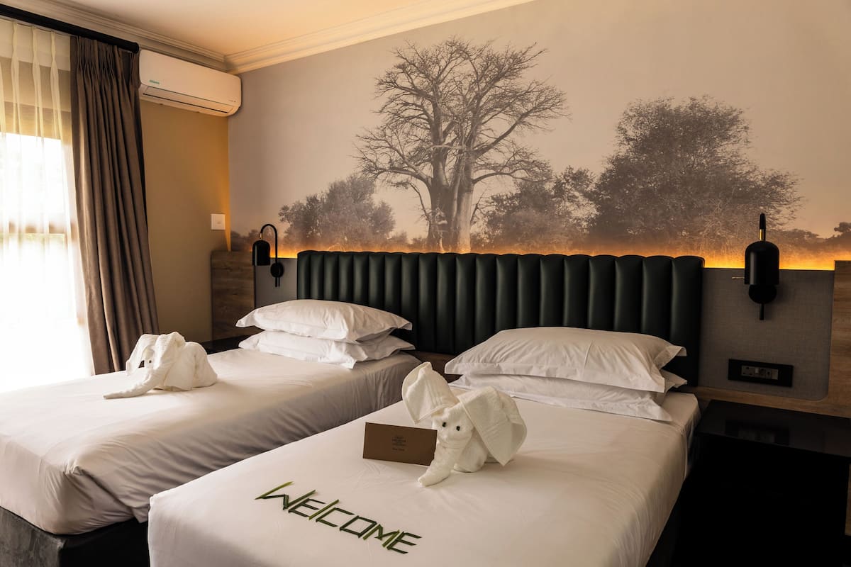 Habitación Deluxe, 2 camas individuales | Ropa de cama de alta calidad, caja fuerte, escritorio