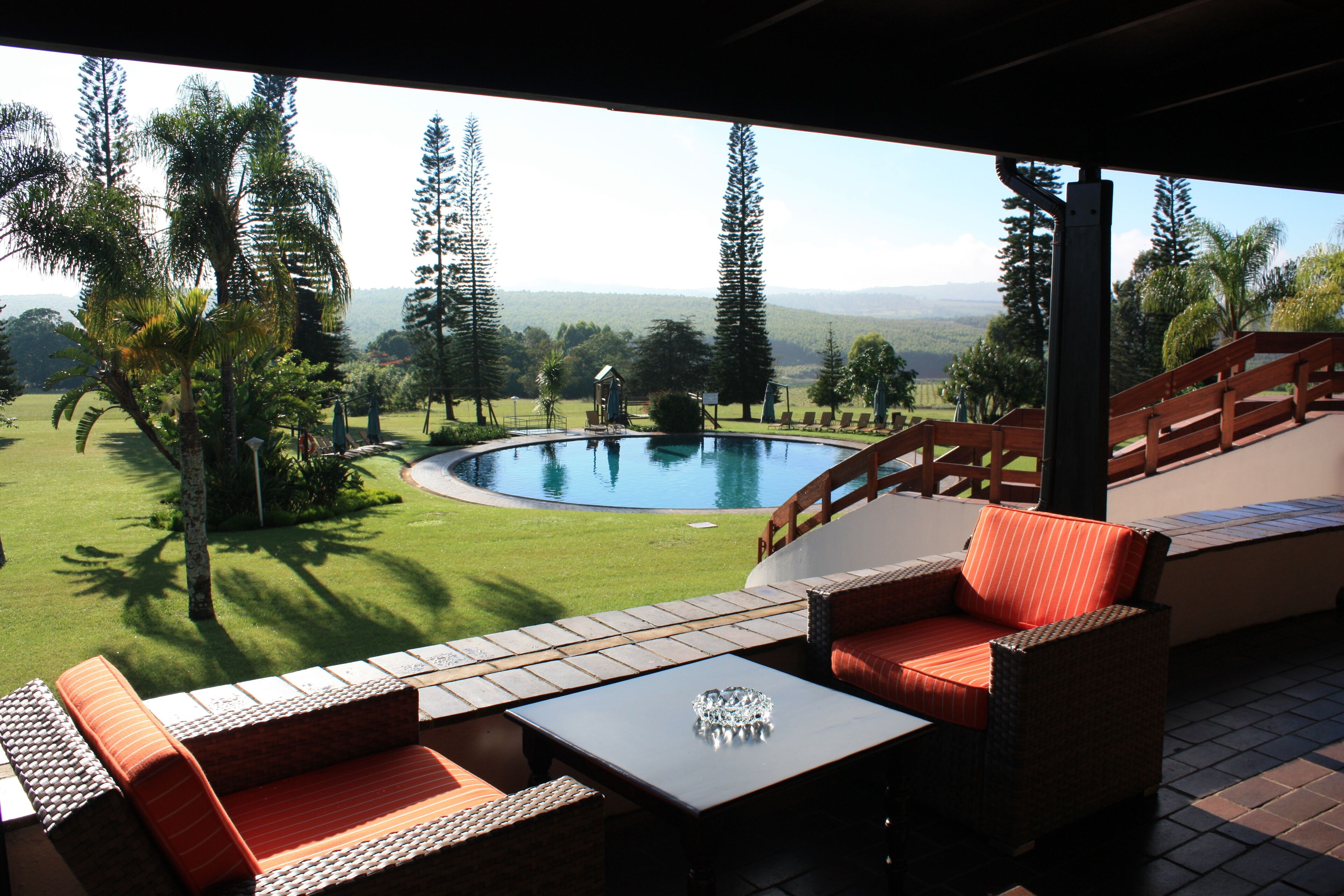 Alberca al aire libre, sombrillas en la alberca y camastros 